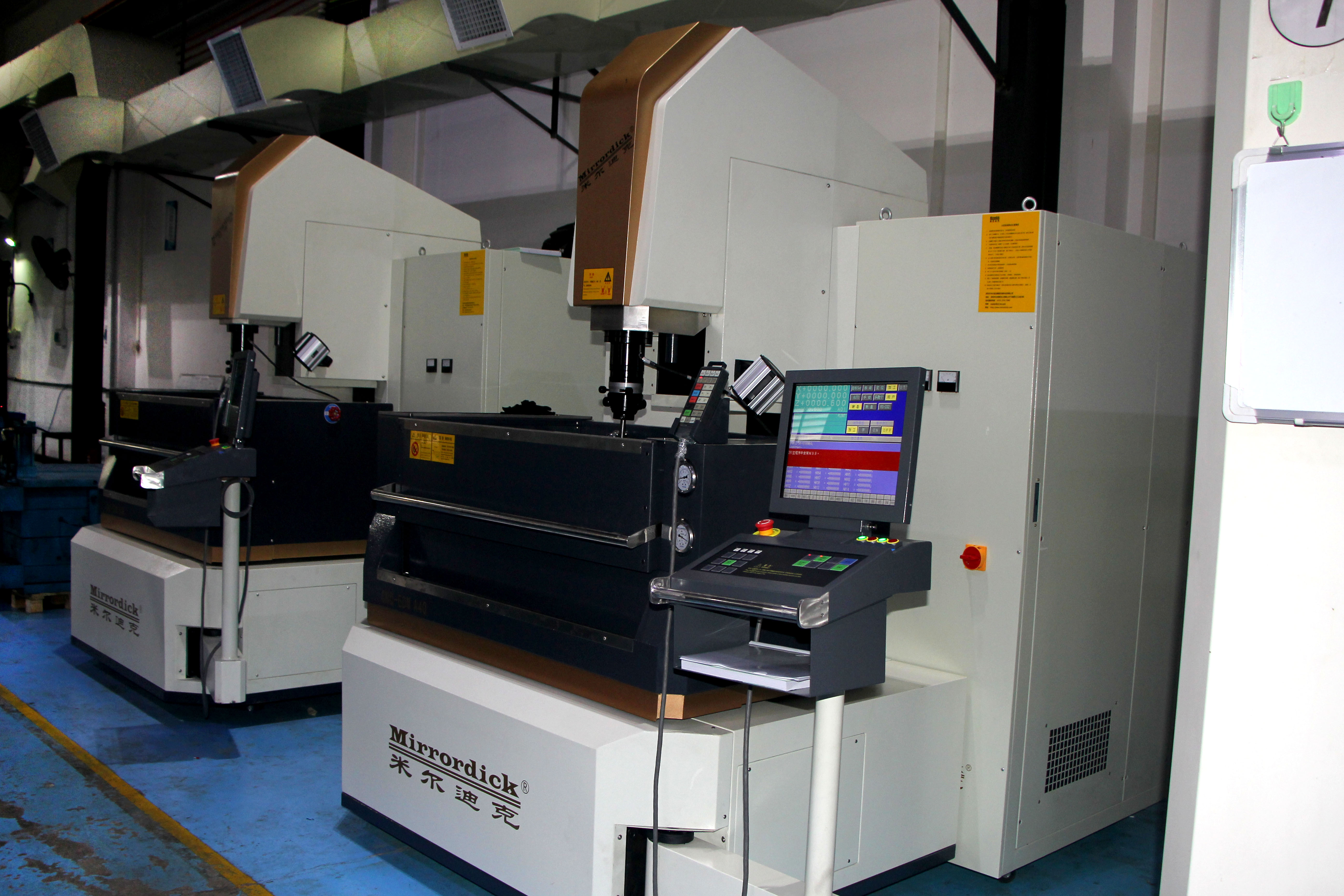 旭錦塑膠模具有限公司，火花機(jī)