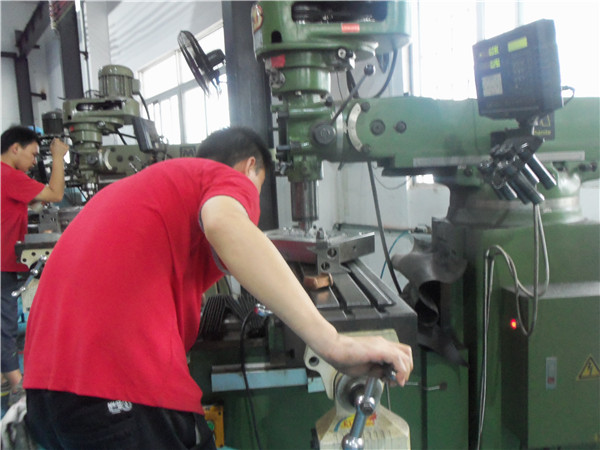 旭錦塑膠模具有限公司，模具車間人員工作操作