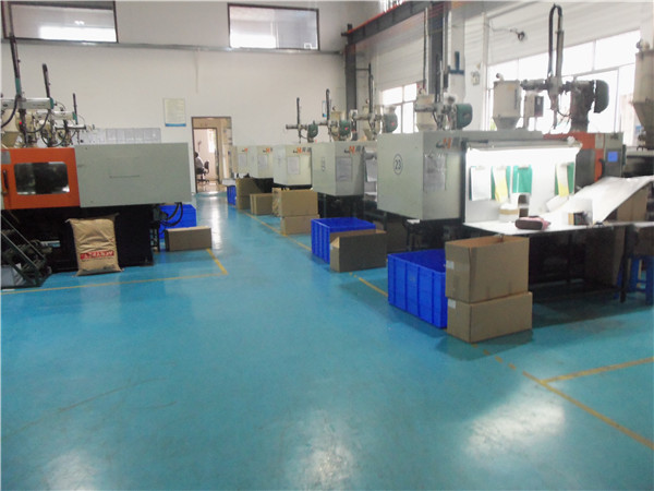 旭錦塑膠模具有限公司，注塑車間