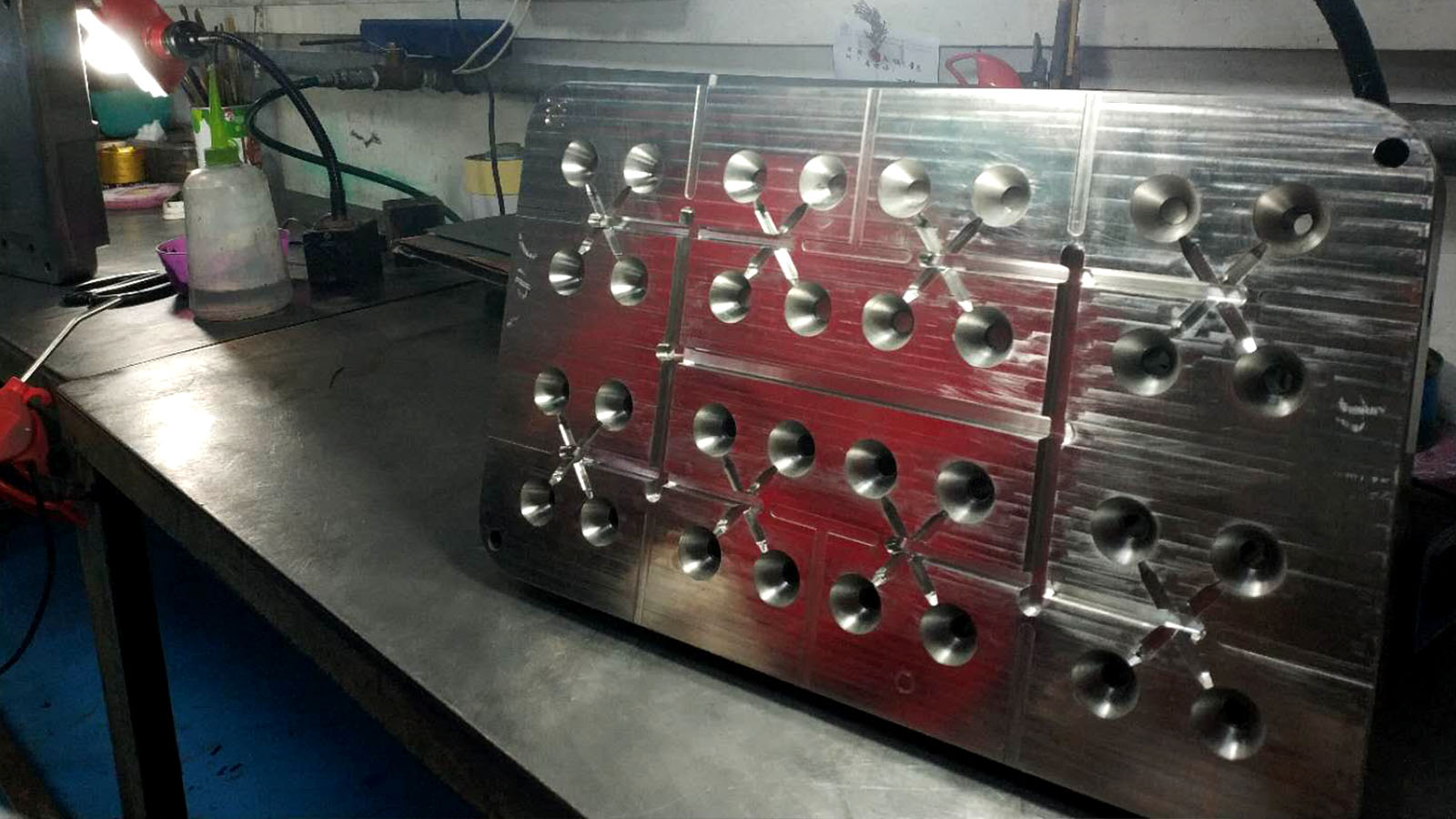 旭錦塑膠模具，模房