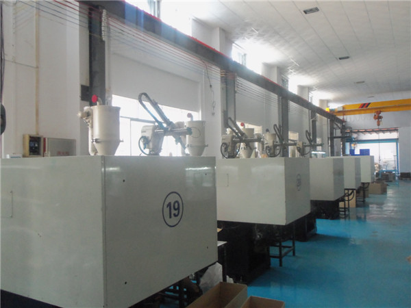 旭錦塑膠模具廠(chǎng)注塑部車(chē)間 旭錦塑膠模具廠(chǎng)注塑部車(chē)間